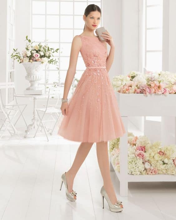 Розовое платье до колена